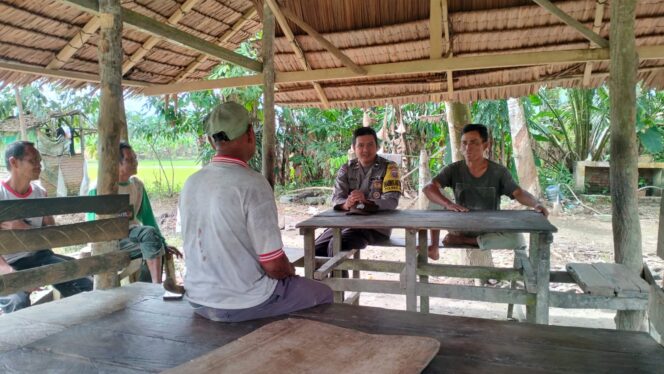 
					BHABINKAMTIBMAS POLSEK HINAI SAMBANGI WARGANYA SAMPIKAN PESAN KAMTIBMAS DAN INGATKAN WARGA CUACA EKSTRIM SAAT INI