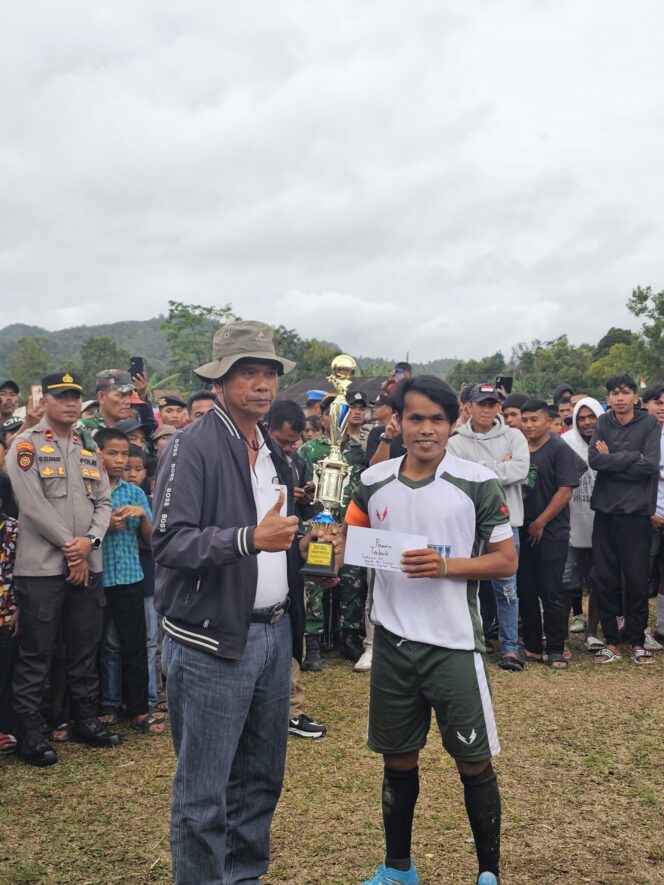 
					Bupati Tapanuli Utara memeriahkan turnamen Sepak Bola Pangaribuan Cup