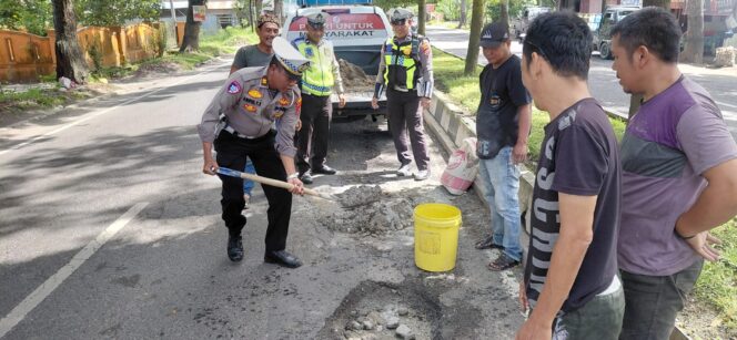 
					DEMI KESELAMATAN PENGGUNA JALAN, PERSONIL SAT LANTAS POLRES LANGKAT TAMBAL JALAN BERLUBANG