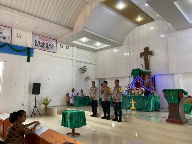 
					Sambangi Gereja HKBP Pantai Galilea Sibolga, Polres Sibolga Berikan Pesan Kamtibmas