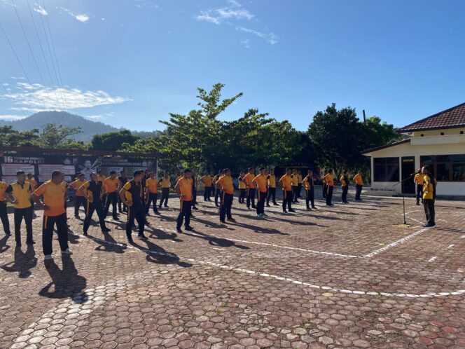 
					Jaga Kebugaran Fisik Wakapolres Pakpak Bharat Ajak Personil Olahraga Bersama