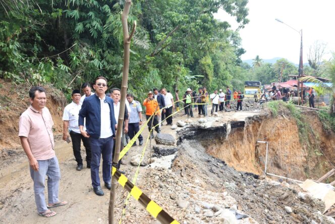 
					Jalan Nasional di Kawasan Dusun Pengkolan Desa Luat Lombang Kecamatan Sipirok Amblas