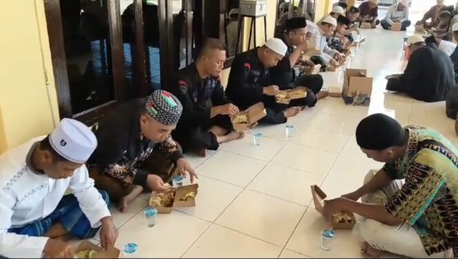 
					Jumat Berkah Brimob Sumut, Personel Batalyon B Pelopor Tebar Cinta, Berbagi Berkah, dan Eratkan Silaturahmi di Masjid Al Jihad Tanjung Balai
