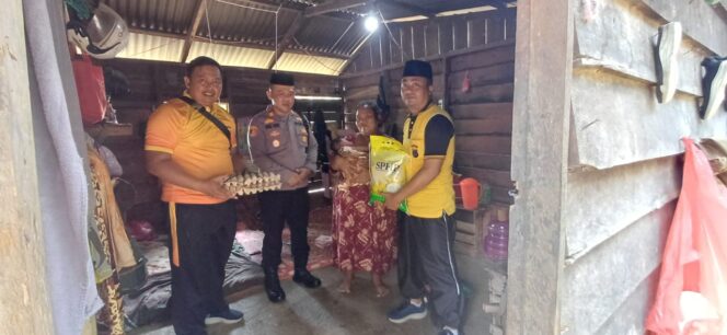 
					Jumat Berkah, Polsek Sosa Berbagi Sembako Kepada Warga