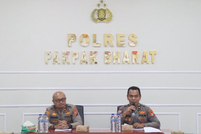 
					Kapolres Pakpak Bharat Melalui Wakapolres Sambut Tim Supervisi Dit Binmas Dalam Rangka Penilaian Sat Kamling