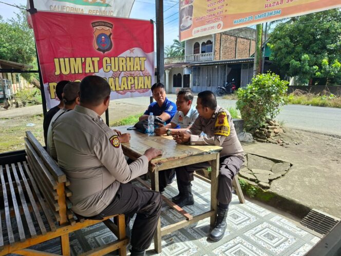 
					Melalui Jumat Curhat, Bhabinkamtibmas Dengarkan Keluhan Masyarakat di Warung Kopi