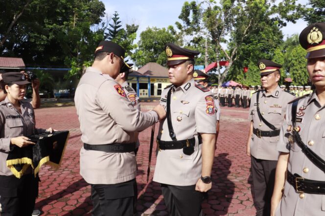 
					Kapolres Langkat Pimpin Serah Terima Jabatan Kasat Reskrim, Dua Kapolsek, Kasat Tahti serta Kasiwas dan Kasikum Polres Langkat