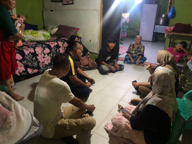 
					Polsek Sibolga Sambas, Lakukan Sambang dan Silaturahmi ke Rumah Warga, Cegah Tawuran Remaja di Wilayah Pasar Belakang