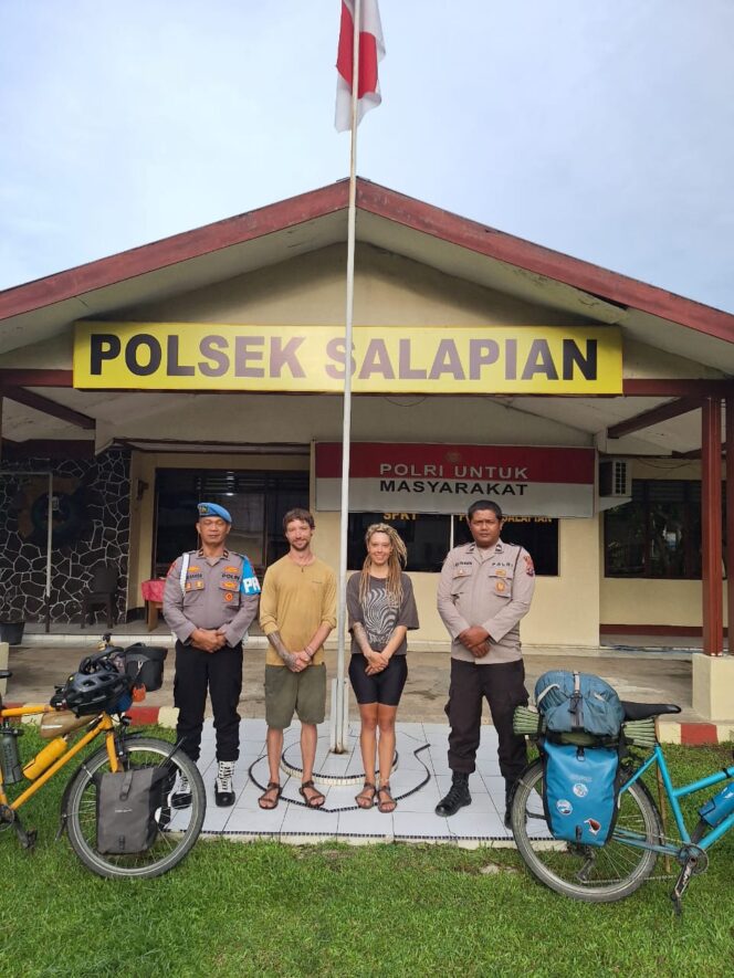 
					Dua Turis asal Jerman Menginap di Polsek Salapian dalam Perjalanannya Menuju Ke Objek Wisata Bukit Lawang