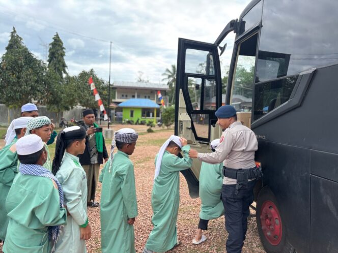 
					Sambut HUT Brimob Polri Ke – 80 Dan Peringati Hari Santri Nasional Kabupaten Tapsel Batalyon C Sat Brimob Polda Sumut Lakukan Bakti Sosial