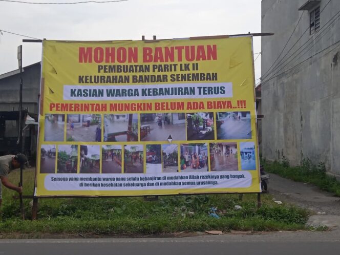 
					Baleho Sindir Pemerintah Terpasang di Bandar Senembah: Warga Kebanjiran, Parit Tak Kunjung Dibangun