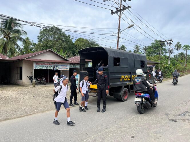 
					Tebar Kebaikan Batalyon C Sat Brimob Poldasu Rutin Antar Jemput Pelajar Sekolah