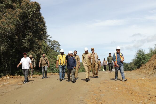 
					Bupati Tumanggor Tinjau Pengerjaan Peningkatan Struktur Jalan Penghubung Pakpak – Dairi