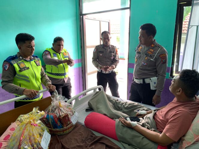 
					Wujud Keperdulian Dan Kebersamaan Kasat Lantas Polres Pakpak Bharat Besuk Personil Yang Sakit Di RSUD Salak