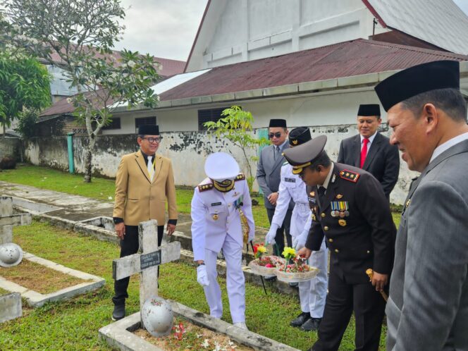 
					Peringati Hari Pahlawan Ke-80 Tahun 2025, Forkopimda Kota Sibolga Upacara Ziarah Makam Di TMP Sibolga