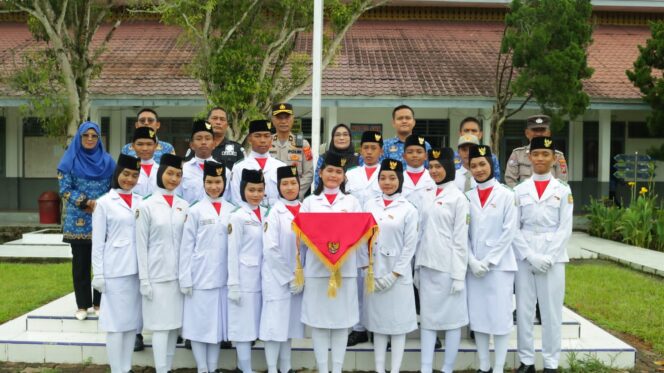 
					Kabag Ren Polres Langkat Bertindak Sebagai Inspektur Upacara Bendera Peringati Hari Pahlawan di SMK Negri 1 Stabat