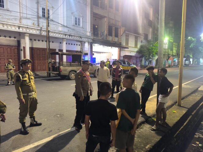 
					Sampaikan Pesan Kamtibmas Ke Warga, AKP Suyanto Pimpin Patroli Dialogis