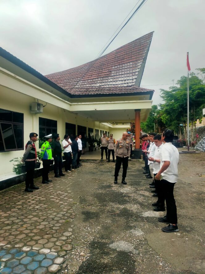 
					Wakapolres Pakpak Bharat Atensi Personil Harus Peka Terhadap Perkembangan Situasi Kamtibmas