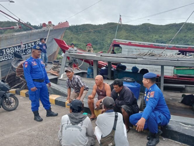 
					Himbau Masyarakat Nelayan, Saat Ini Cuaca Ekstrem Dan Antisipasi Laka Laut, Sat Polairud Polres Sibolga Patroli Dialogis