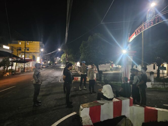 
					Dalam Rangka Ciptakan Sitkamtibmas Yang Kondusif Di Kota Sibolga, Polres Sibolga Laksanakan Patroli Dialogis