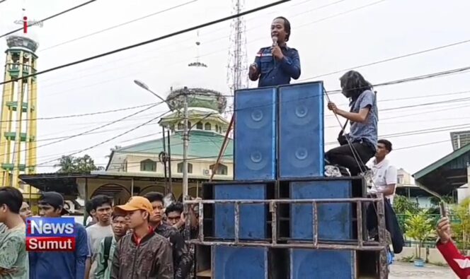 
					Foto : Ketua Gempar - Sumut, yang juga merupakan aktivis, Fajar Rivana Sinaga, saat berorasi di depan Kantor Dinas Cipta Karya dan Tata Ruang Deli-Serdang, Jumat, 21 November 2025. (Tim).