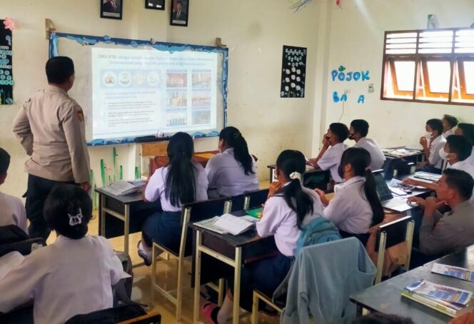 
					Polres Pakpak Bharat Sosialisasikan Penerimaan Siswa/i Baru Di SMA Kemala Taruna Bhayangkara Di SMP Swasta Katolik Santo Yoseph Salak