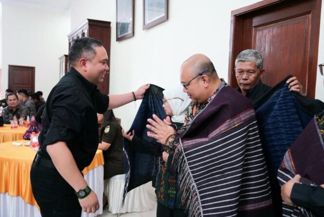 
					Bupati Hadiri Temu Pisah Kajari Dairi