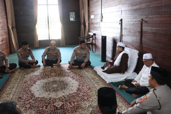 
					Jalin Silahtuhrahmi Dalam Rangka Pelaksanaan Peringatan Haul – 102, Kapolres Langkat Kunjungi Tuan Guru Babussalam