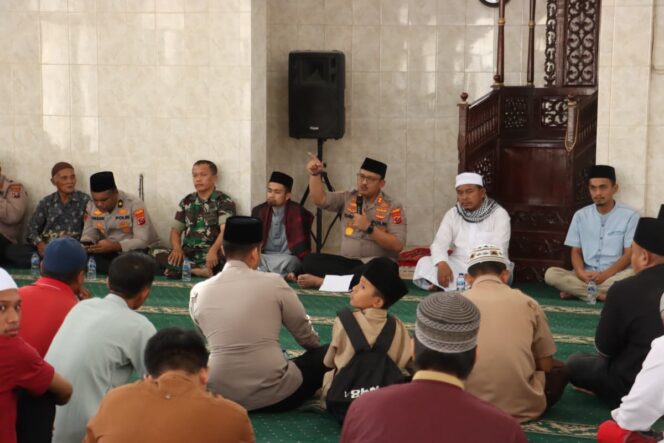 
					Jumat Baroqah, Polsek Bohorok Bagikan Nasi Kotak Untuk Warga Sekitar