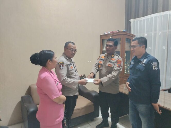 
					Kabag SDM Polres Pakpak Bharat Bersama Kasubsi Penmas Serahkan Tali Asih Kepada Alumni Rekan IKABHAMAS