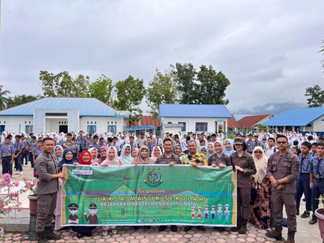 
					Kejari Madina Peringati Hari Anak Sedunia 2025 Lewat Program Jaksa Cilik dan Jaksa Masuk Sekolah