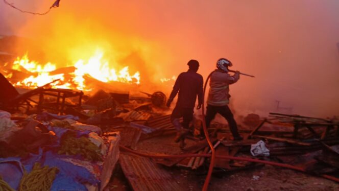 
					Pasar Sidikalang terbakar