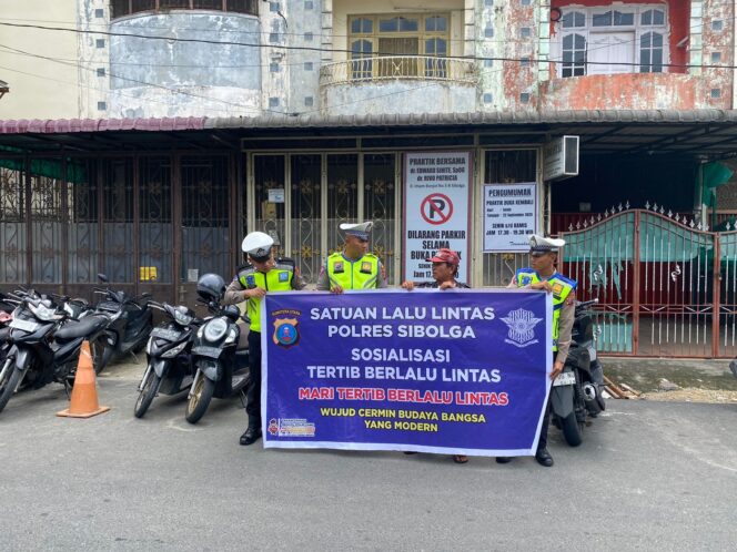 
					” POLANTAS MENYAPA”, Satlantas Polres Sibolga Sambangi Tukang Parkir