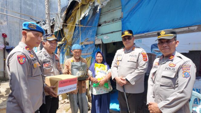 
					Berbagi Sembako, Kapolres Sibolga Sambangi Warga yang Kurang Mampu