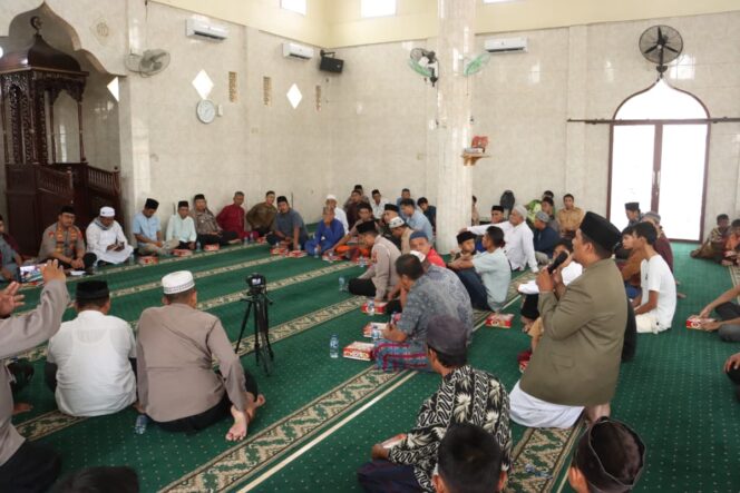 
					Safari Jumat di Kuala, Kapolres Langkat Ajak Warga Aktifkan Siskamling dan Informasikan bila temukan Peredaran Narkoba