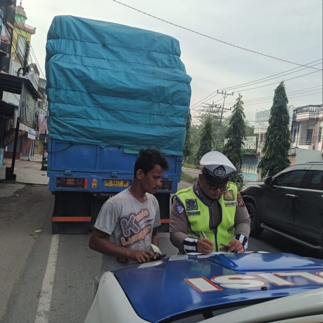 
					Polres Langkat Tertibkan Truk ODOL, Tegaskan Komitmen Jaga Keselamatan dan Ketertiban Lalu Lintas