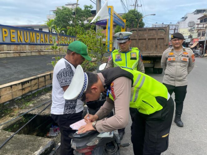 
					Pengemudi Tidak Patuh, Ops Zebra Toba 2025 Polres Sibolga, Langsung Berikan Teguran Tertulis