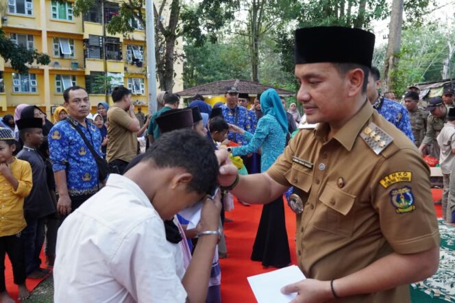 
					WUJUD RASA SYUKUR DI USIA 43TAHUN, WALI KOTA, H. IMAN IRDIAN SARAGIH MERAYAKAN HARI KELAHIRAN DENGAN MENYANTUNI 250 ANAK YATIM PIATU DENGAN DANA PRIBADI