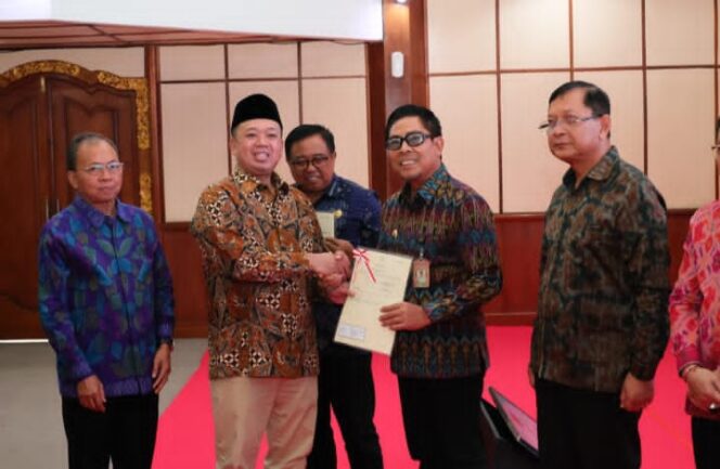 
					Menteri Nusron Wahid Serahkan Sertifikat Tanah di Bali