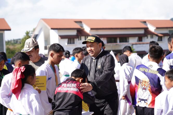 
					Bupati Tumanggor Pimpin Upacara Hari Olahraga Nasional ke 42