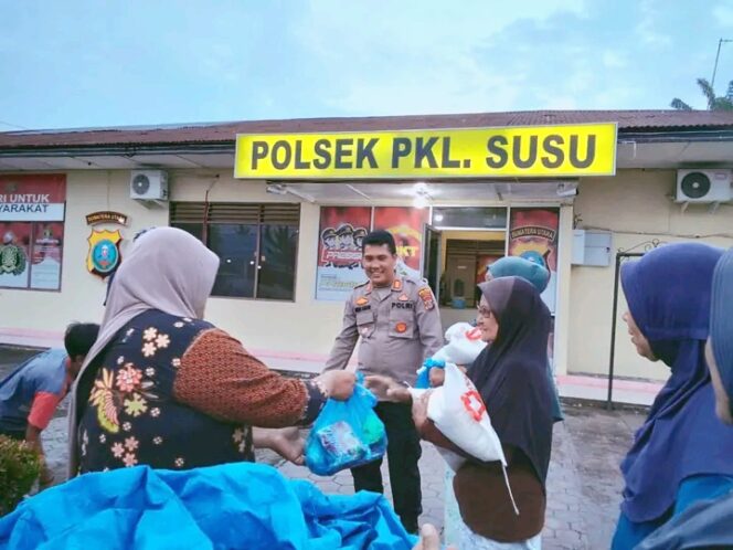 
					Polsek PKL susu dan relawan KTH Peduli pesisir bahu membahu bantu korban bencana alam