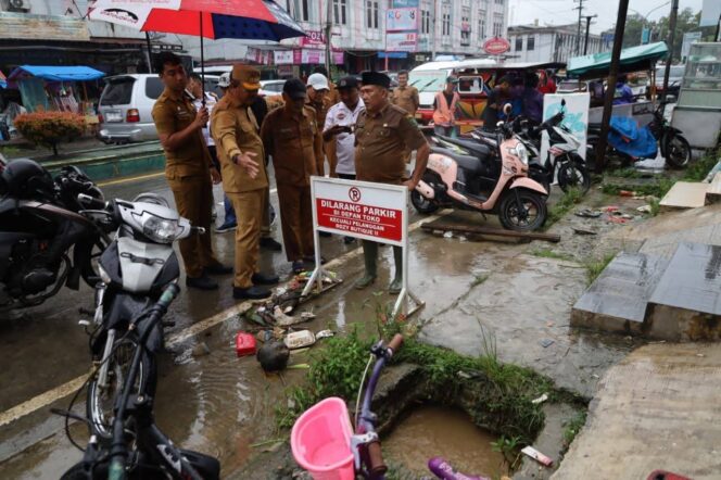
					Bupati Saipullah Tinjau Drainase Tersumbat di Pasar Lama Panyabungan
