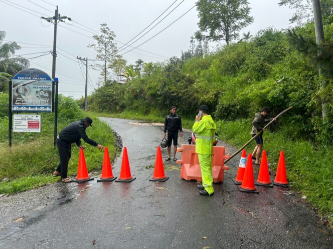 
					Akibat Cuaca Ekstrim Polres Pakpak Bharat Terjunkan Personil Atur Lalin Dan Pengamanan Di Titik Longsor Desa Salak Menuju Singgabur