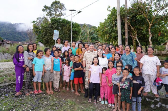 
					Bupati Tumanggor dan Istri Bagikan paket Bantuan di Desa Simerpara dan Majanggut