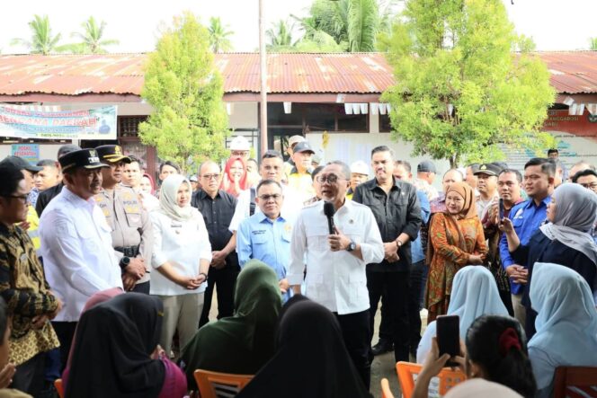 
					Bupati Madina, Wabup Dampingi Dua Menteri Salurkan Bantuan di Tanggabosi