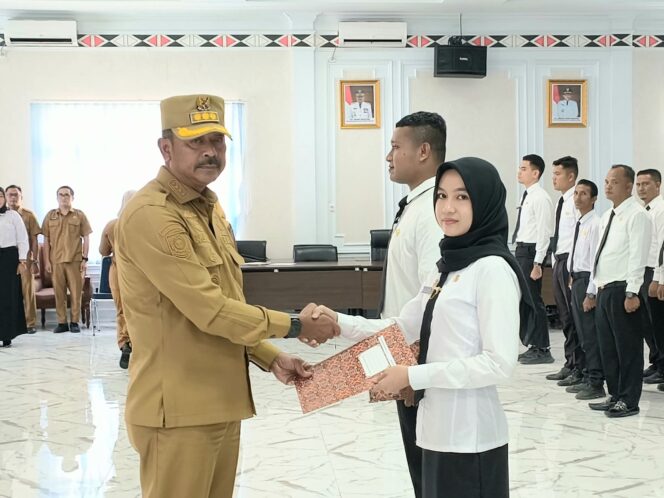 
					Bupati Madina Lantik Dua CPNS Alumni IPDN dan 158 PPK Tahap II Formasi 2024