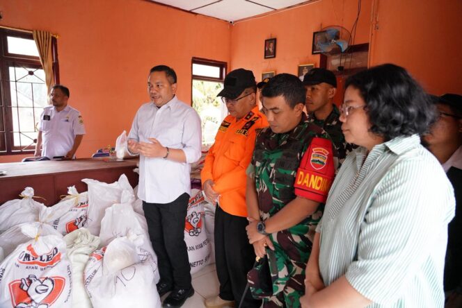 
					Bupati Tumanggor Salurkan Bantuan Dari Presiden Prabowo