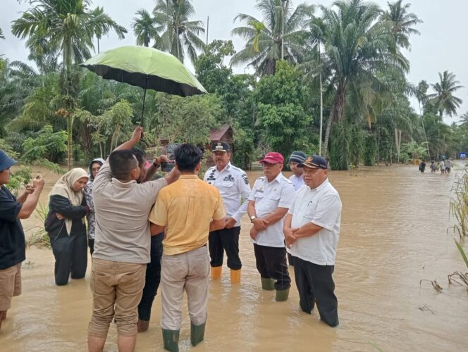 
					Bupati Saipullah Tinjau Korban Bencana di Muara Batang Angkola