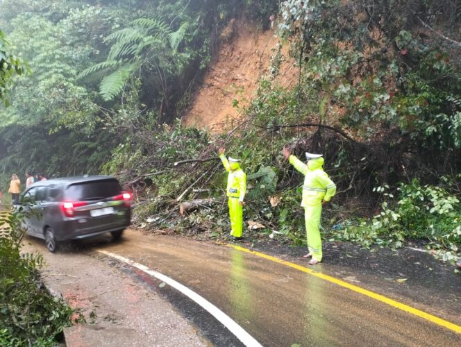 
					Cuaca Ekstrem Polres Pakpak Bharat Cek TKP Longsor Dan Lakukan Pembersihan