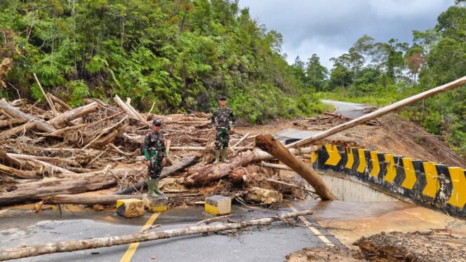 
					Danbrigif 7/RR Bersama Kakomlekdam 1/BB Meninjau Lokasi Bencana Longsor yang Menutupi Akses Jalan di Kec.Sitahuis Kab.Tapteng